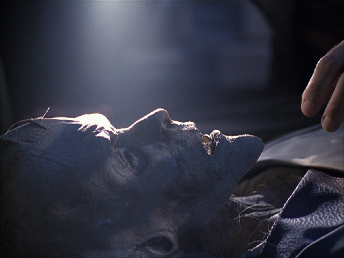 extant_StarTrek_VOY_6x07-DragonsTeeth_00950.jpg