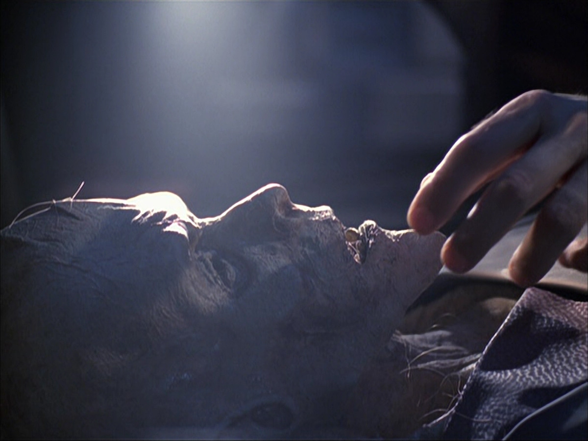 extant_StarTrek_VOY_6x07-DragonsTeeth_00951.jpg