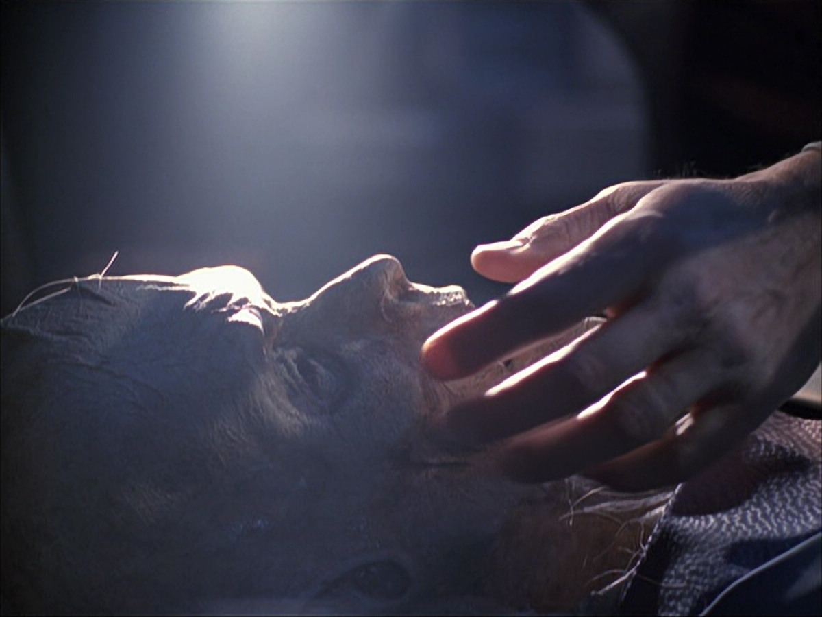 extant_StarTrek_VOY_6x07-DragonsTeeth_00952.jpg