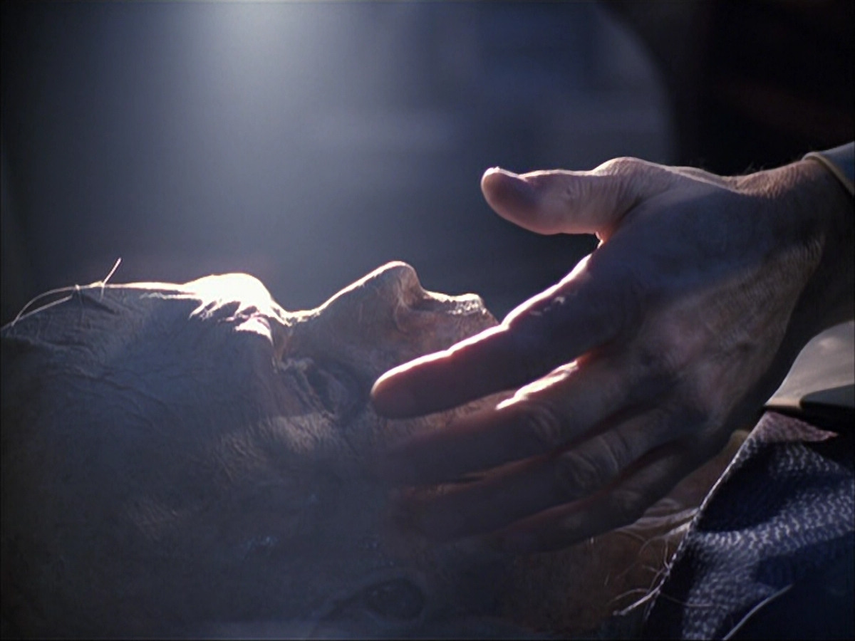 extant_StarTrek_VOY_6x07-DragonsTeeth_00953.jpg