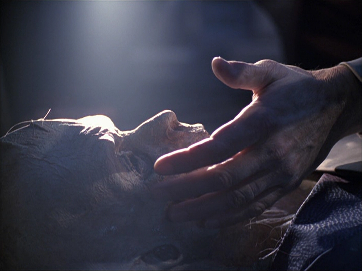 extant_StarTrek_VOY_6x07-DragonsTeeth_00954.jpg