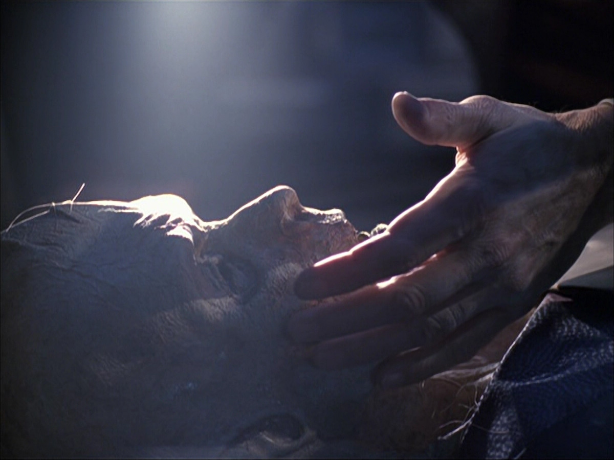 extant_StarTrek_VOY_6x07-DragonsTeeth_00955.jpg