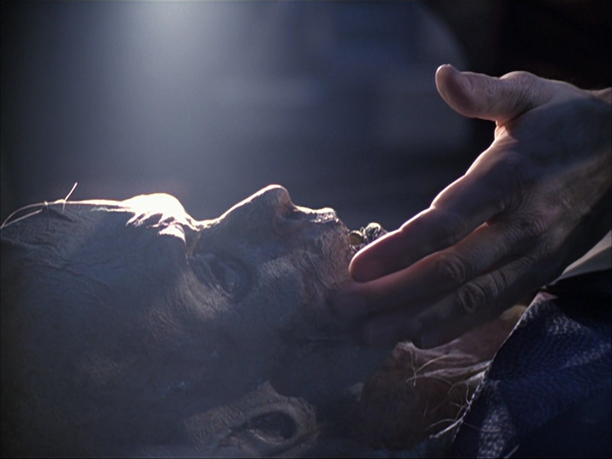 extant_StarTrek_VOY_6x07-DragonsTeeth_00957.jpg