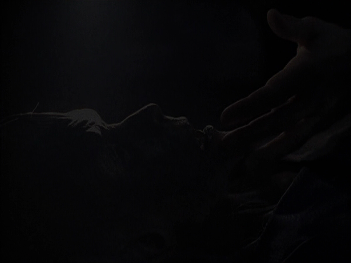 extant_StarTrek_VOY_6x07-DragonsTeeth_00960.jpg