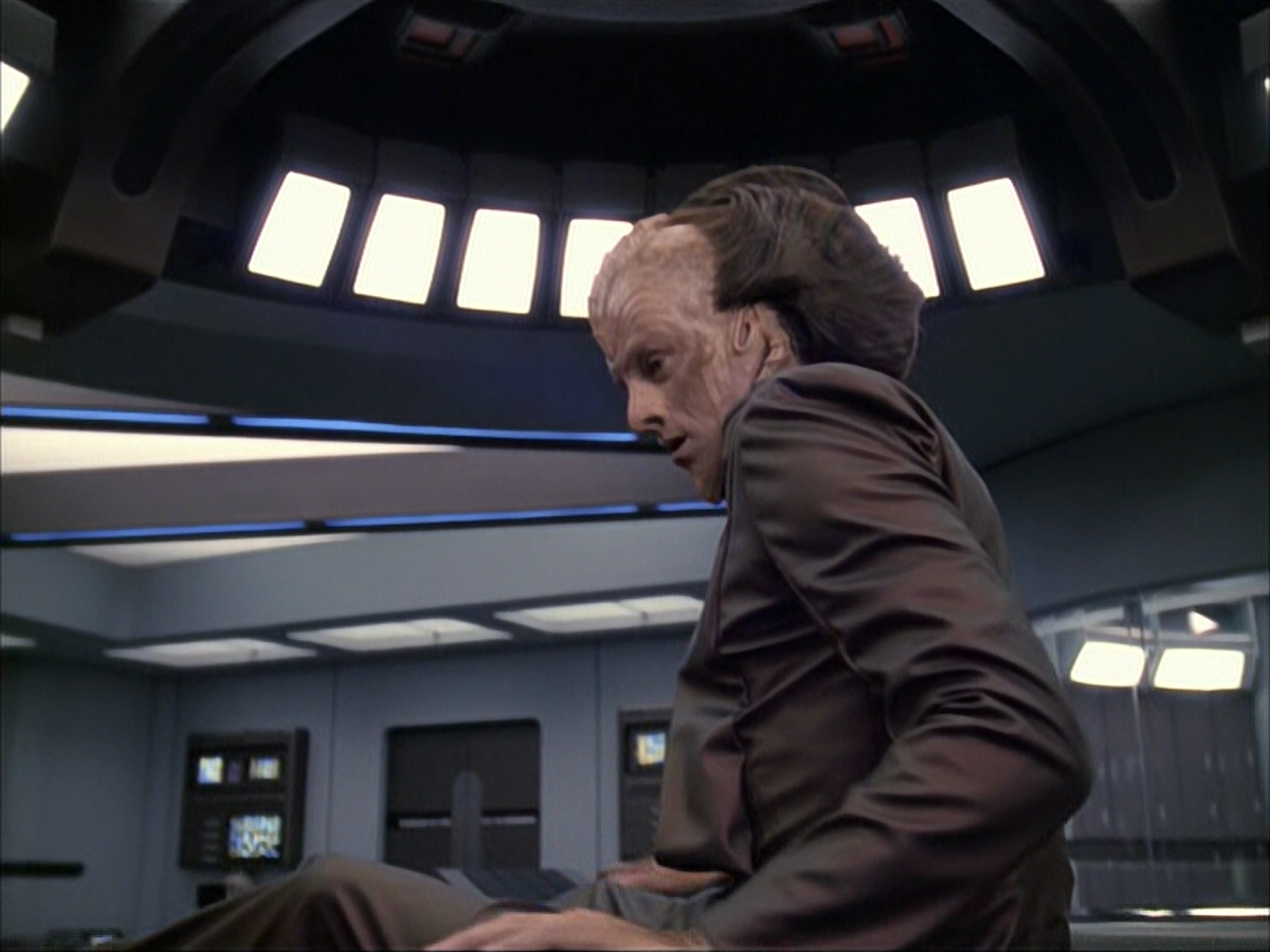 extant_StarTrek_VOY_6x07-DragonsTeeth_00967.jpg
