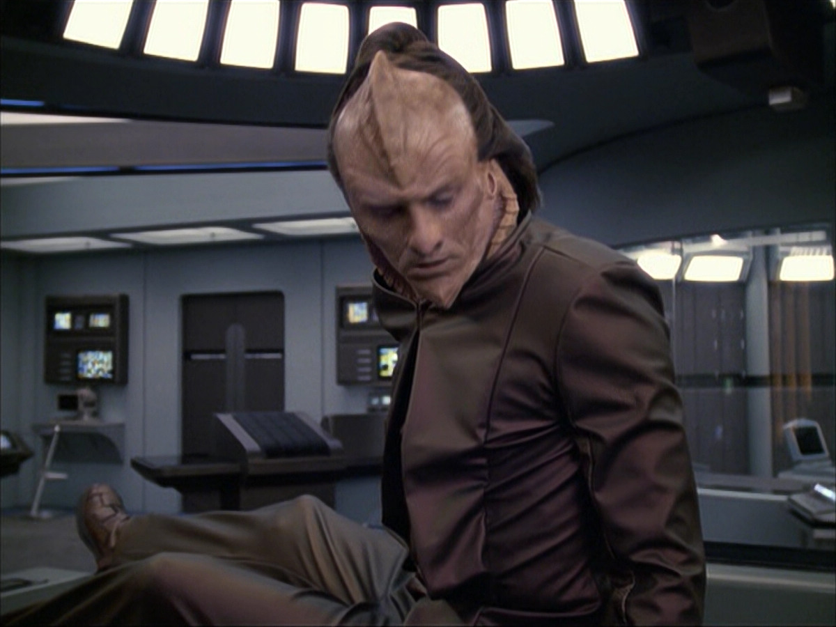 extant_StarTrek_VOY_6x07-DragonsTeeth_00974.jpg