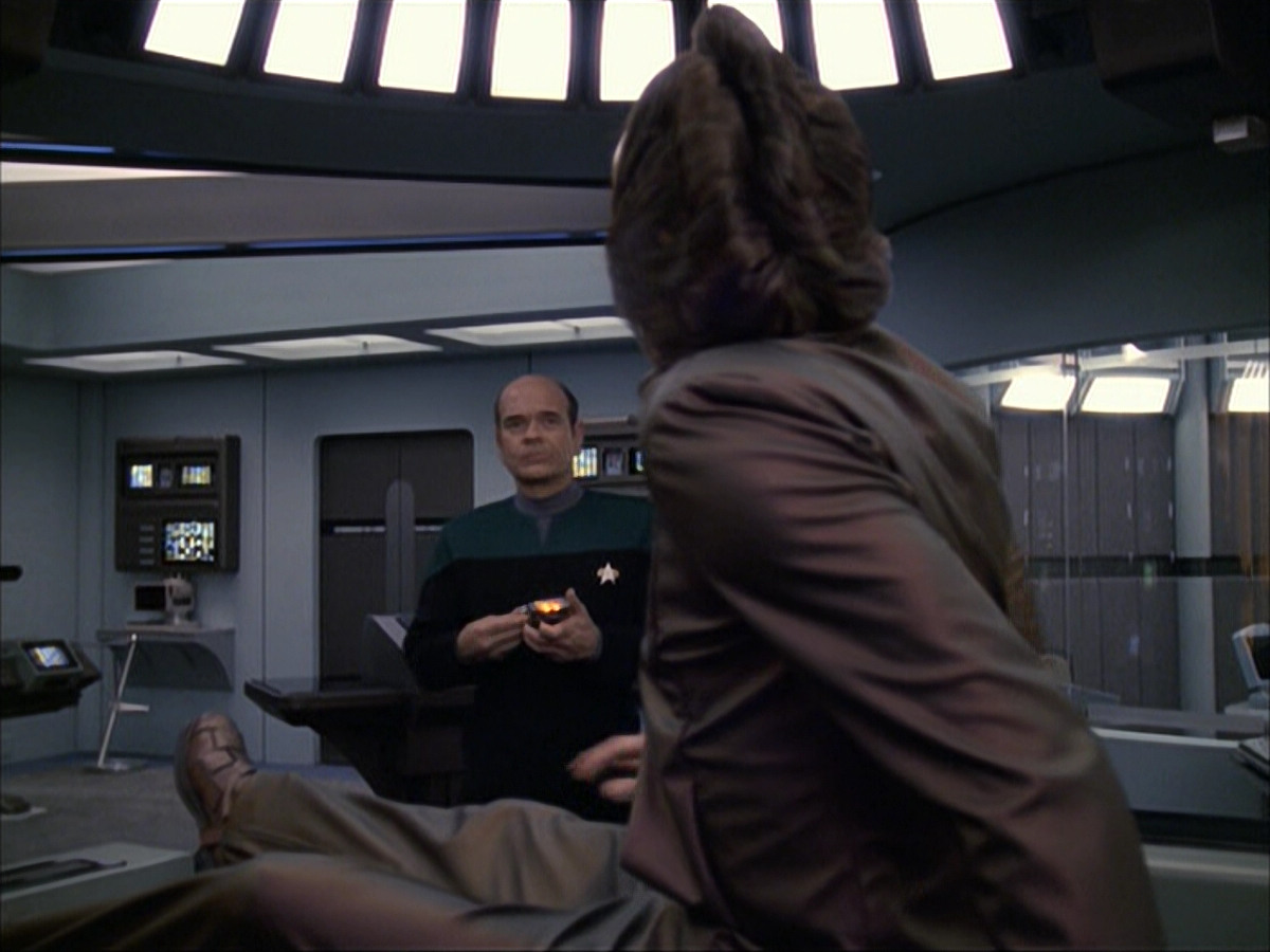 extant_StarTrek_VOY_6x07-DragonsTeeth_00978.jpg
