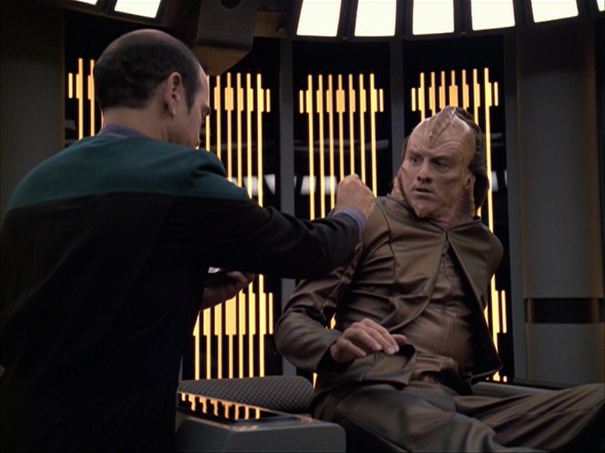 extant_StarTrek_VOY_6x07-DragonsTeeth_00984.jpg