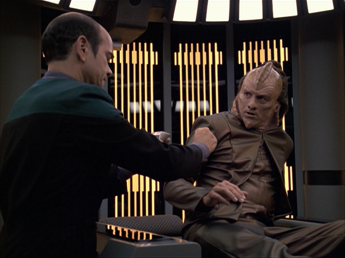 extant_StarTrek_VOY_6x07-DragonsTeeth_00987.jpg