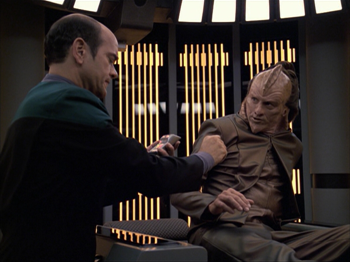 extant_StarTrek_VOY_6x07-DragonsTeeth_00989.jpg