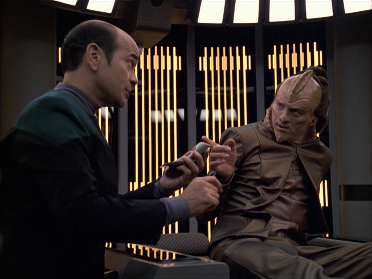 extant_StarTrek_VOY_6x07-DragonsTeeth_00996.jpg