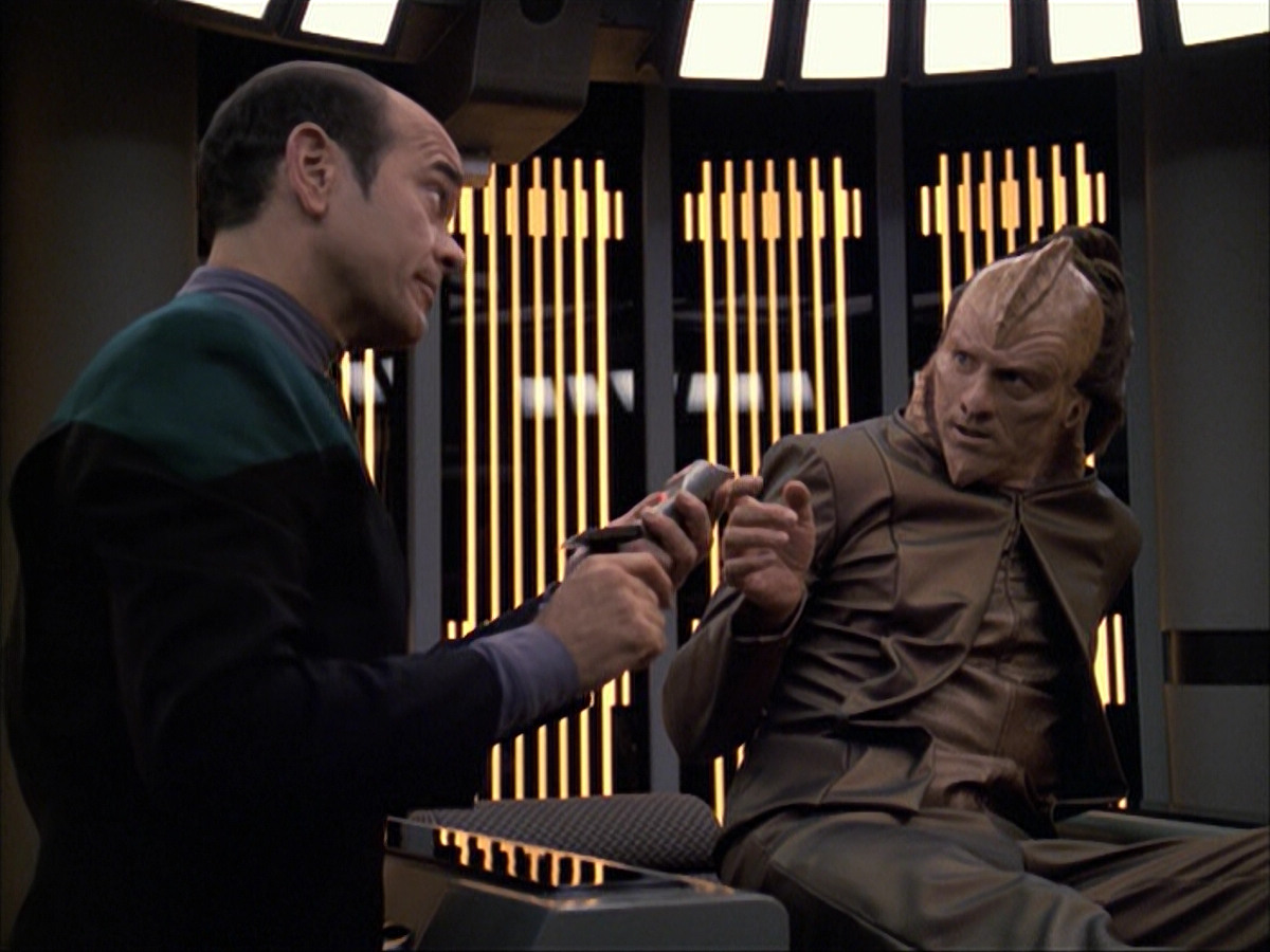 extant_StarTrek_VOY_6x07-DragonsTeeth_00997.jpg