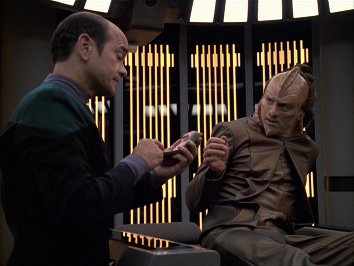 extant_StarTrek_VOY_6x07-DragonsTeeth_00999.jpg