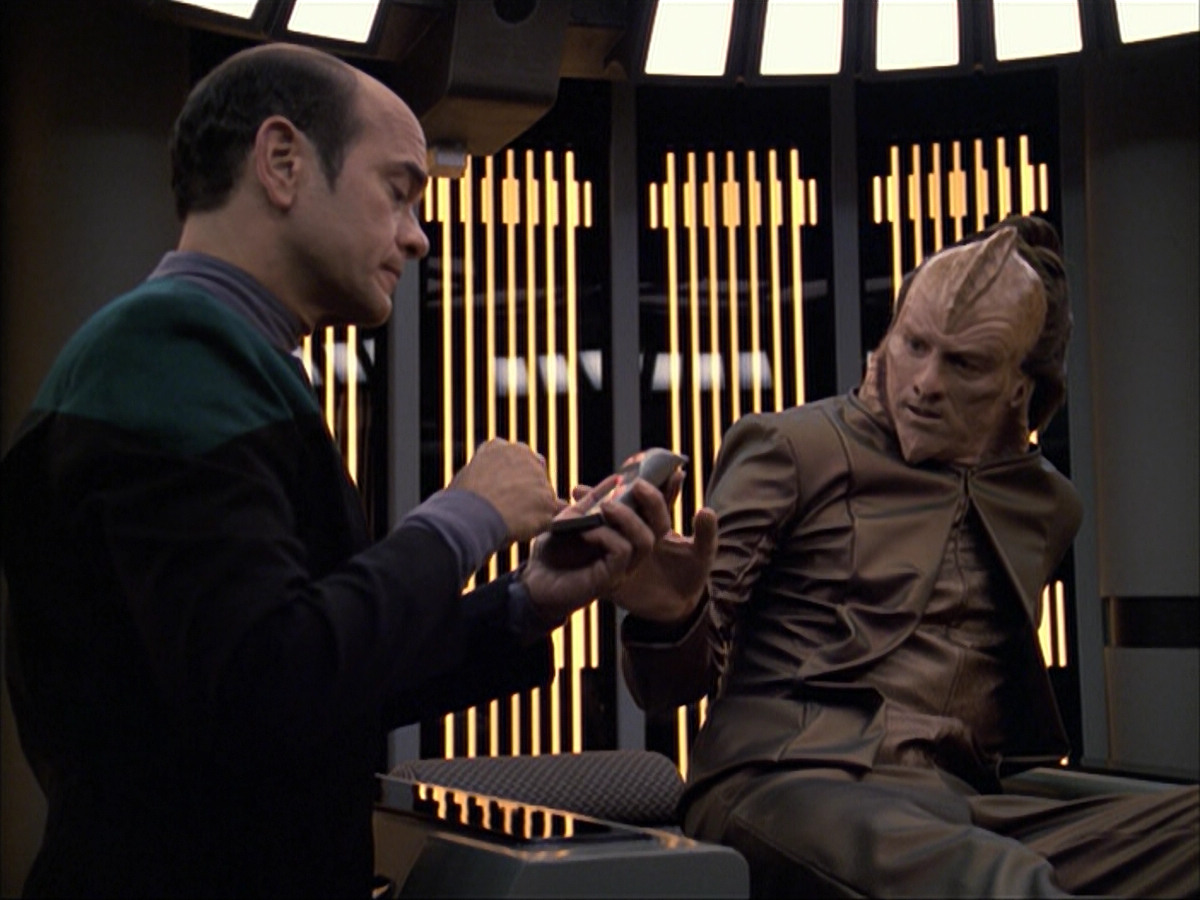 extant_StarTrek_VOY_6x07-DragonsTeeth_01001.jpg