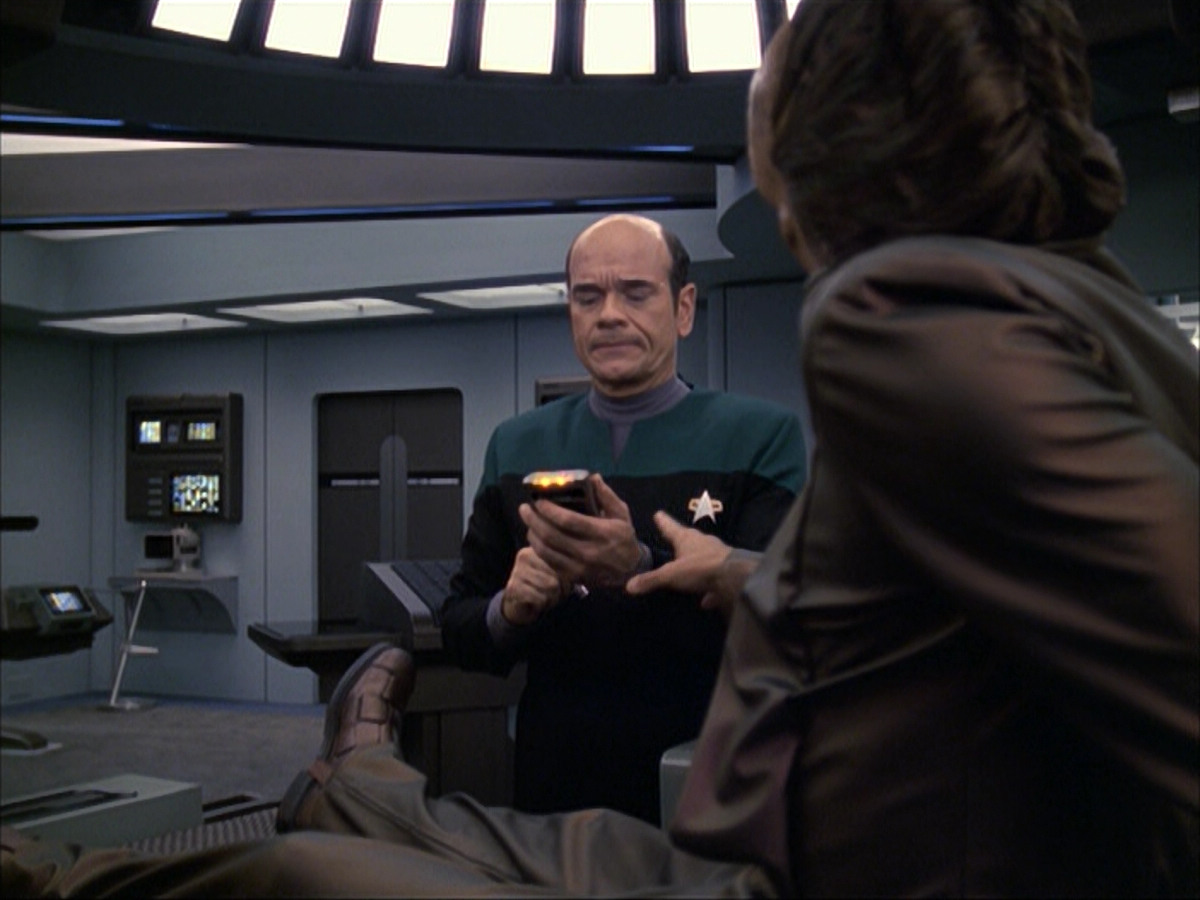 extant_StarTrek_VOY_6x07-DragonsTeeth_01002.jpg