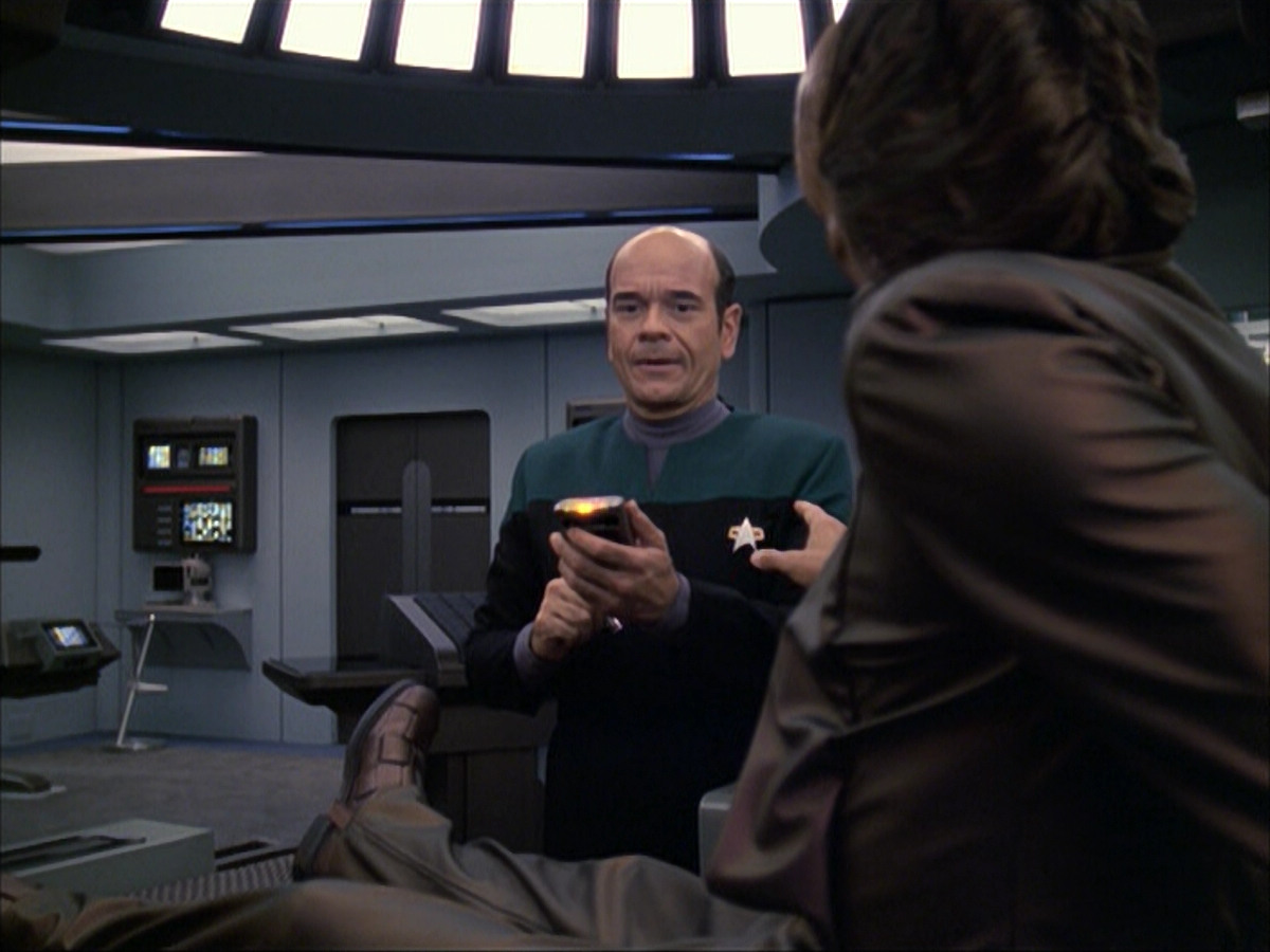 extant_StarTrek_VOY_6x07-DragonsTeeth_01003.jpg