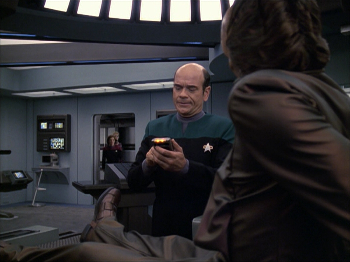 extant_StarTrek_VOY_6x07-DragonsTeeth_01005.jpg