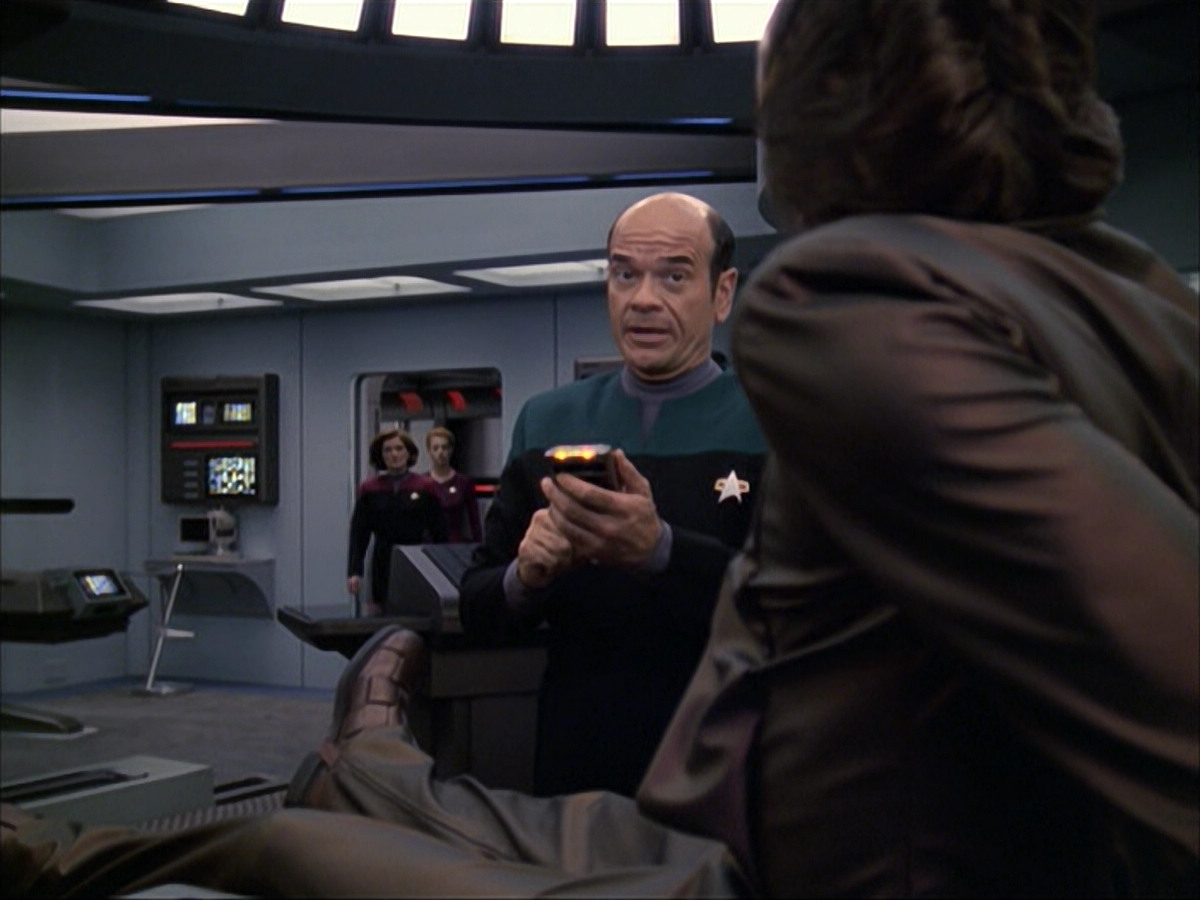 extant_StarTrek_VOY_6x07-DragonsTeeth_01007.jpg
