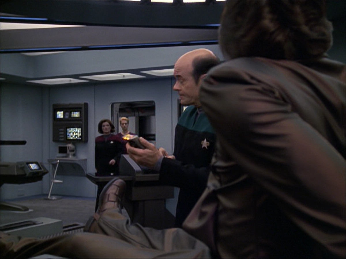 extant_StarTrek_VOY_6x07-DragonsTeeth_01008.jpg
