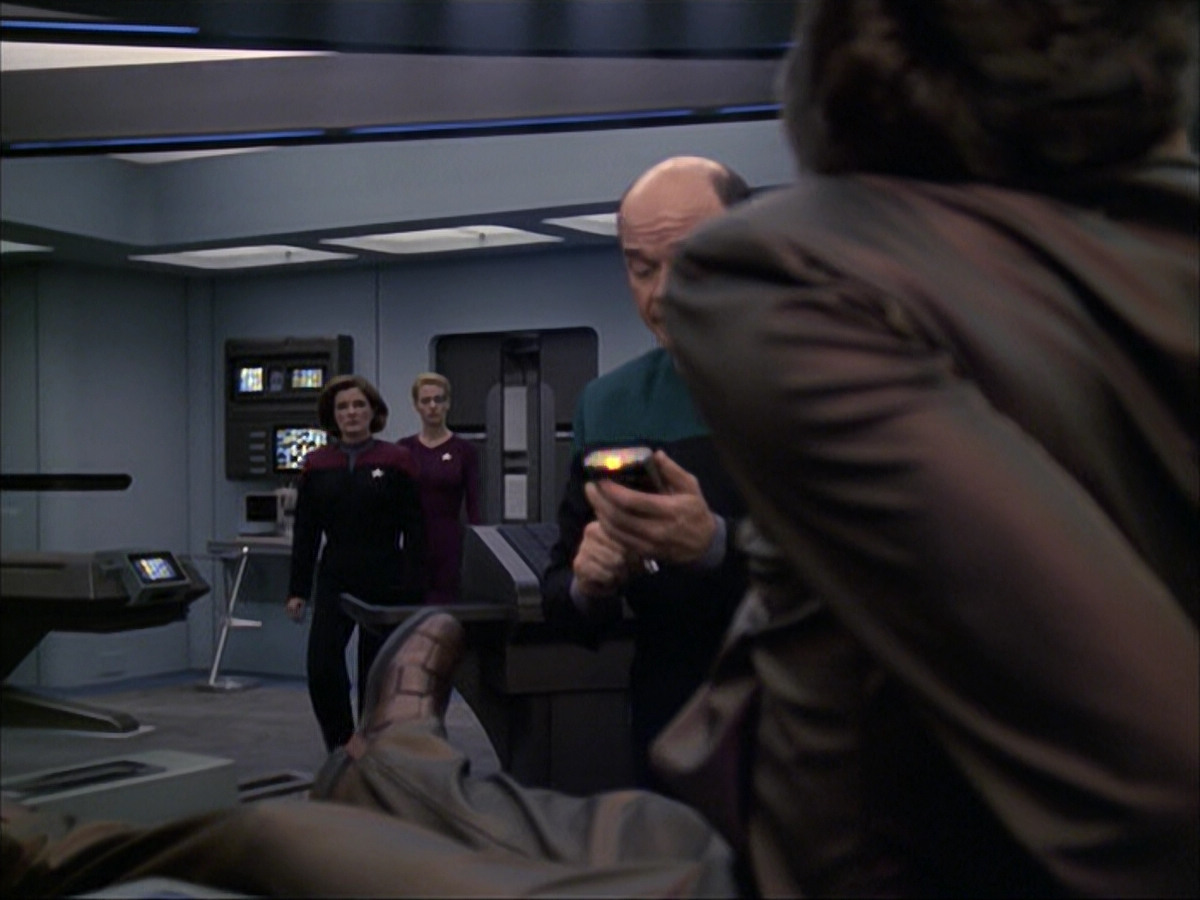 extant_StarTrek_VOY_6x07-DragonsTeeth_01009.jpg