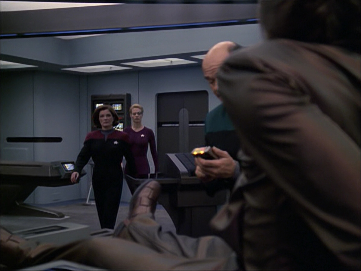 extant_StarTrek_VOY_6x07-DragonsTeeth_01010.jpg