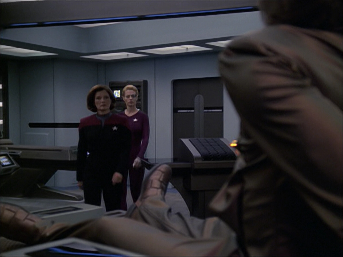 extant_StarTrek_VOY_6x07-DragonsTeeth_01011.jpg