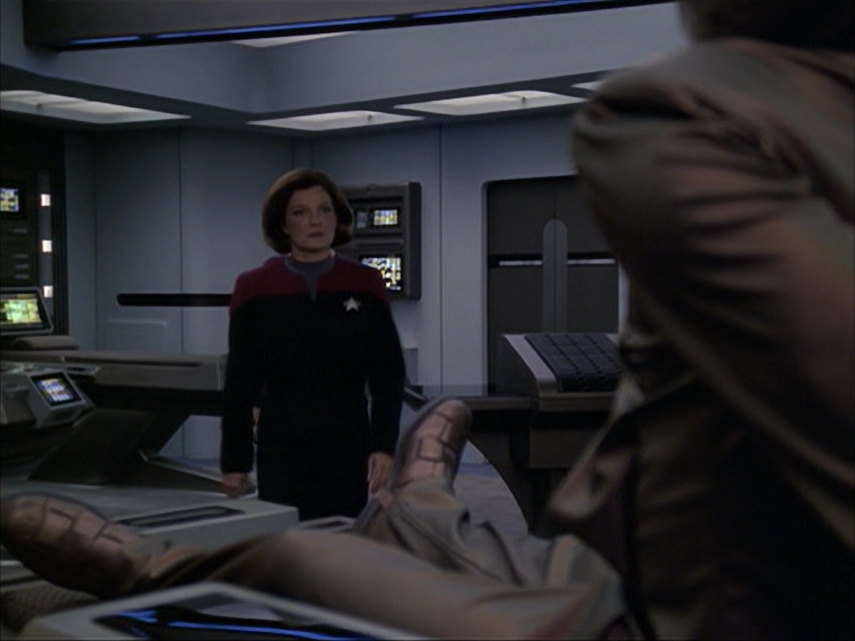 extant_StarTrek_VOY_6x07-DragonsTeeth_01012.jpg