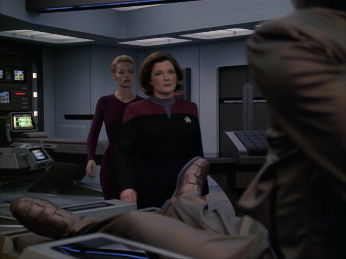 extant_StarTrek_VOY_6x07-DragonsTeeth_01013.jpg