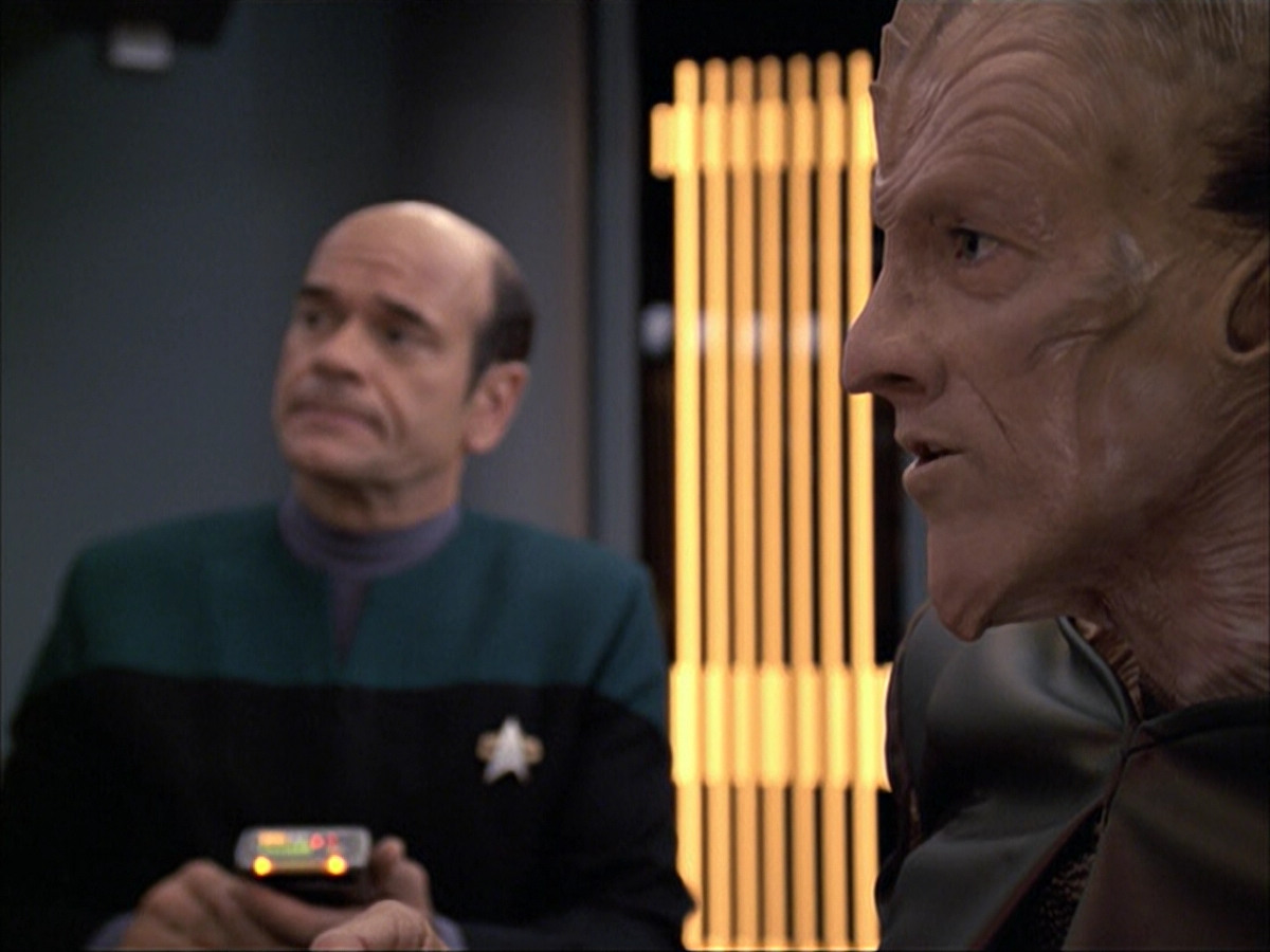 extant_StarTrek_VOY_6x07-DragonsTeeth_01014.jpg