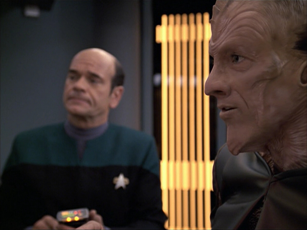 extant_StarTrek_VOY_6x07-DragonsTeeth_01015.jpg