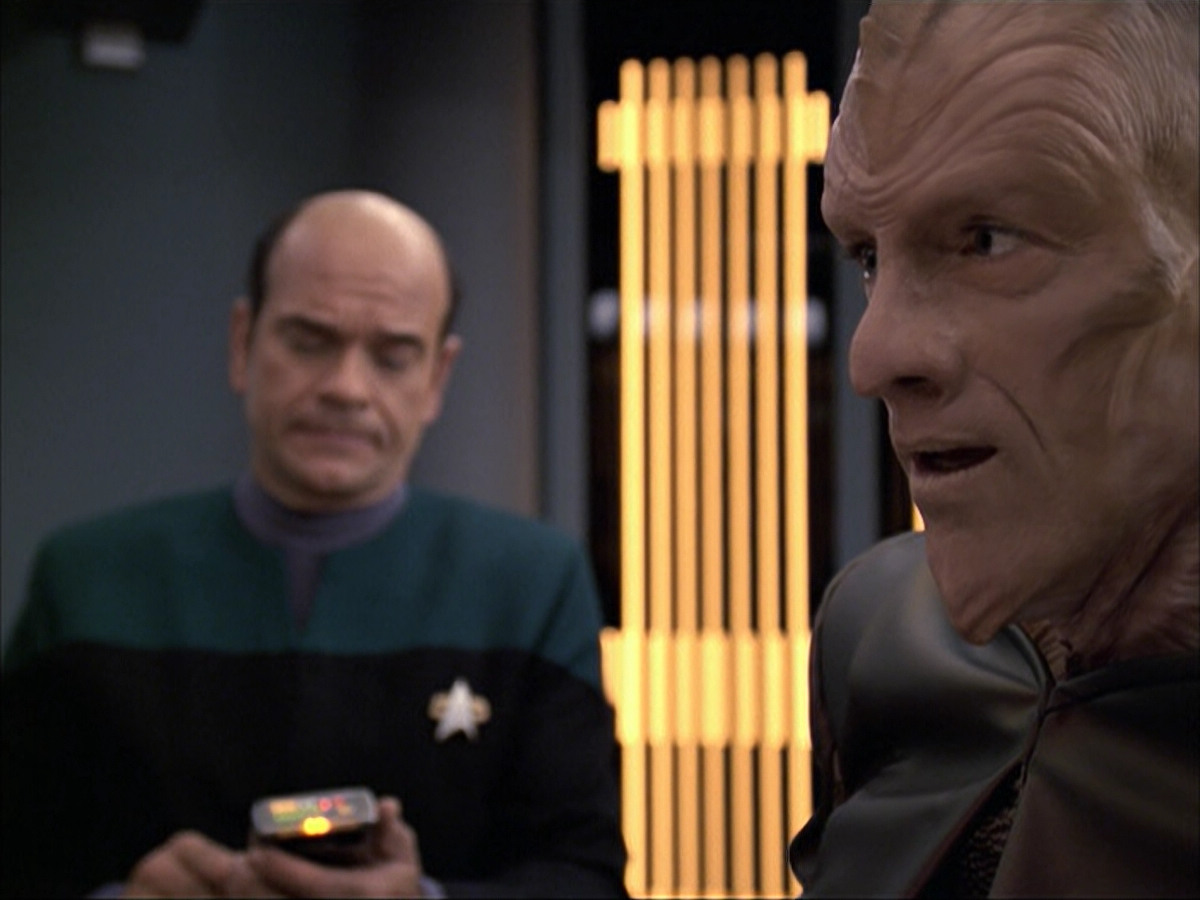 extant_StarTrek_VOY_6x07-DragonsTeeth_01016.jpg