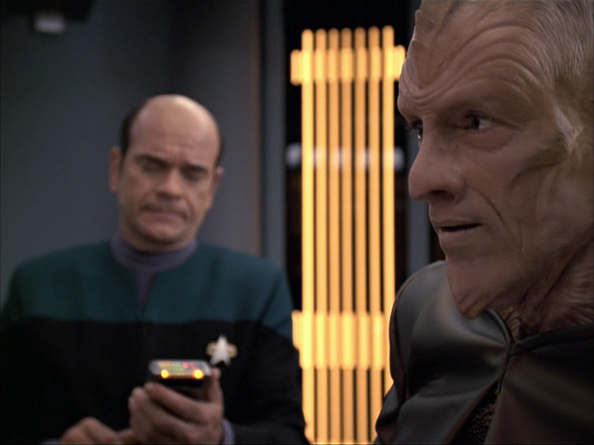 extant_StarTrek_VOY_6x07-DragonsTeeth_01017.jpg