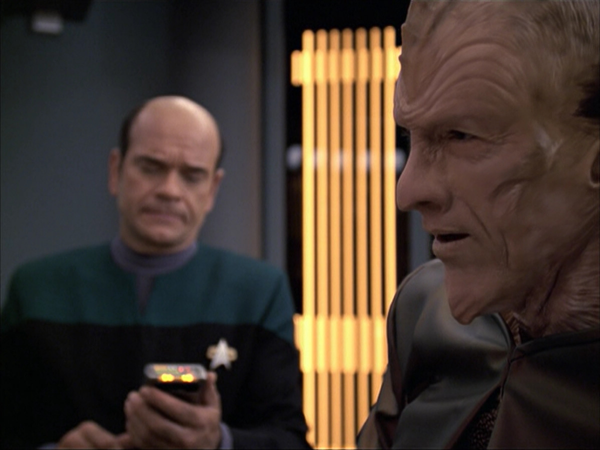 extant_StarTrek_VOY_6x07-DragonsTeeth_01018.jpg