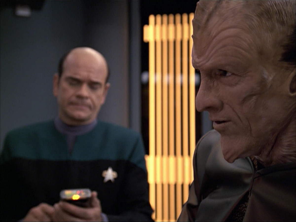 extant_StarTrek_VOY_6x07-DragonsTeeth_01019.jpg