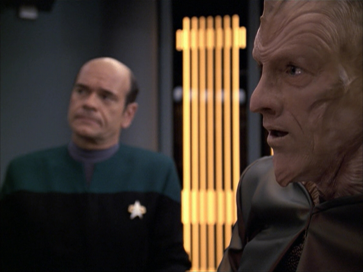 extant_StarTrek_VOY_6x07-DragonsTeeth_01025.jpg