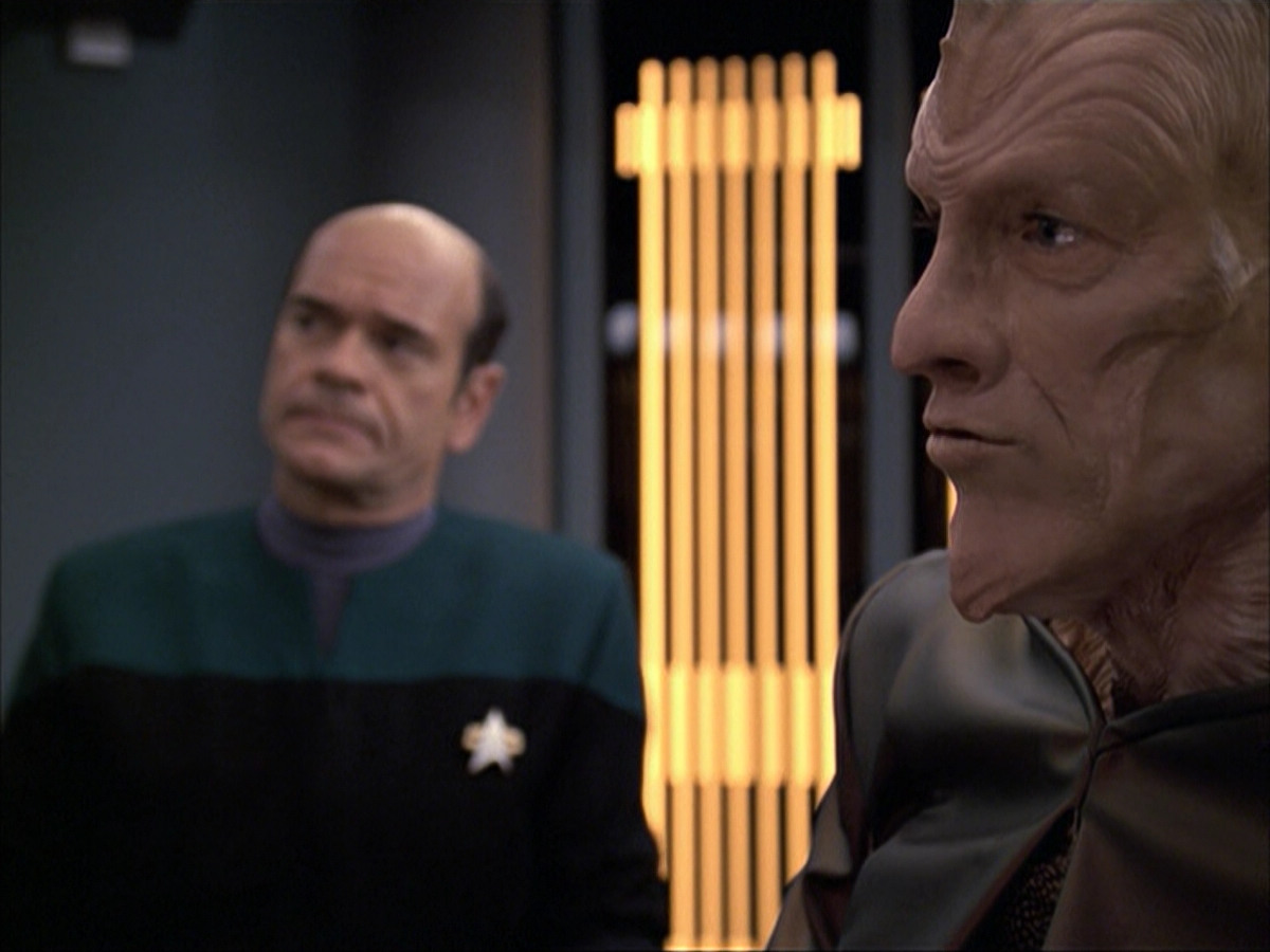 extant_StarTrek_VOY_6x07-DragonsTeeth_01026.jpg