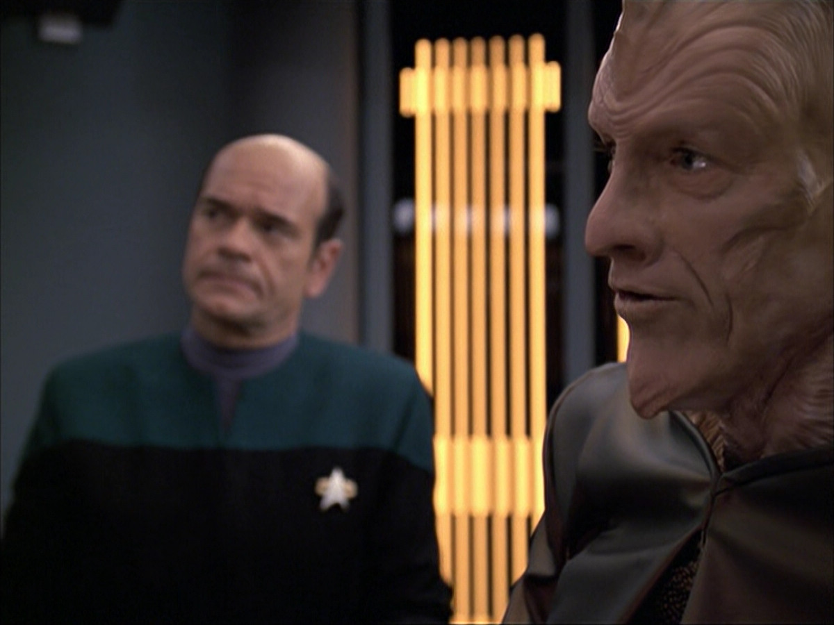 extant_StarTrek_VOY_6x07-DragonsTeeth_01027.jpg