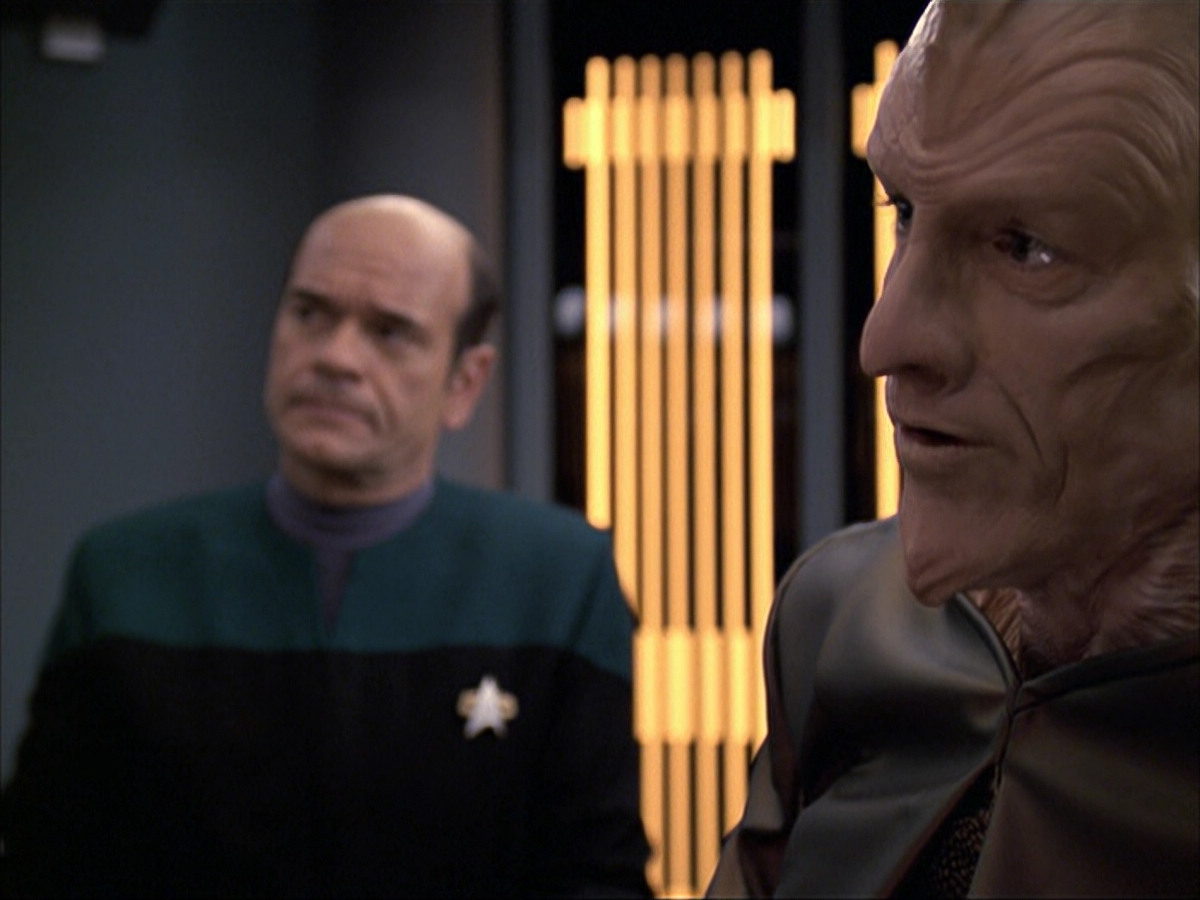 extant_StarTrek_VOY_6x07-DragonsTeeth_01028.jpg