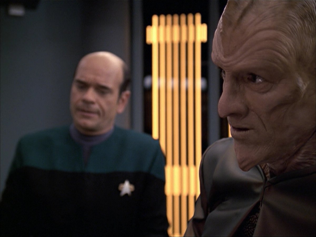 extant_StarTrek_VOY_6x07-DragonsTeeth_01030.jpg