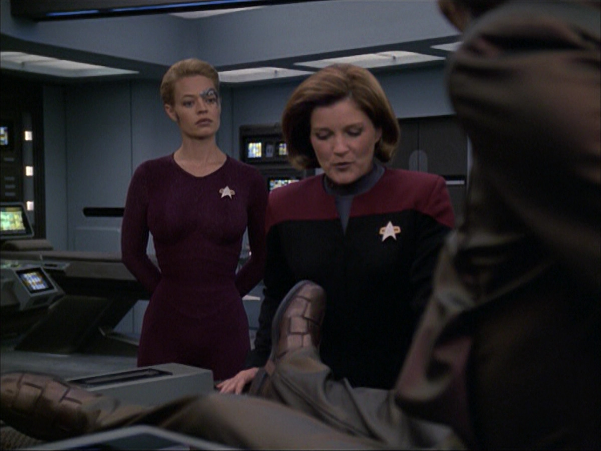 extant_StarTrek_VOY_6x07-DragonsTeeth_01031.jpg