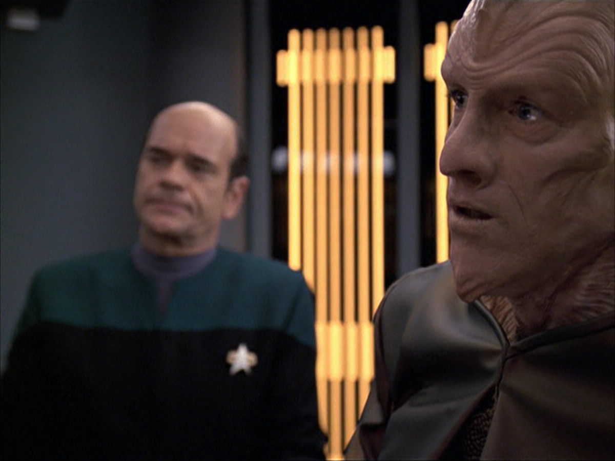 extant_StarTrek_VOY_6x07-DragonsTeeth_01036.jpg