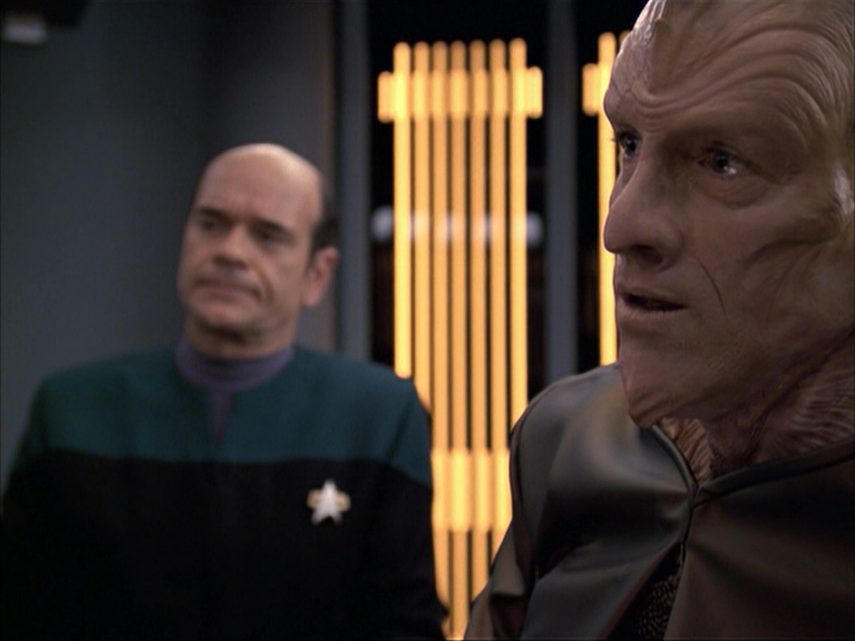 extant_StarTrek_VOY_6x07-DragonsTeeth_01037.jpg