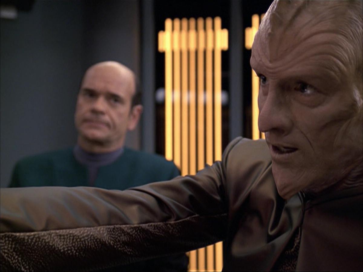 extant_StarTrek_VOY_6x07-DragonsTeeth_01039.jpg