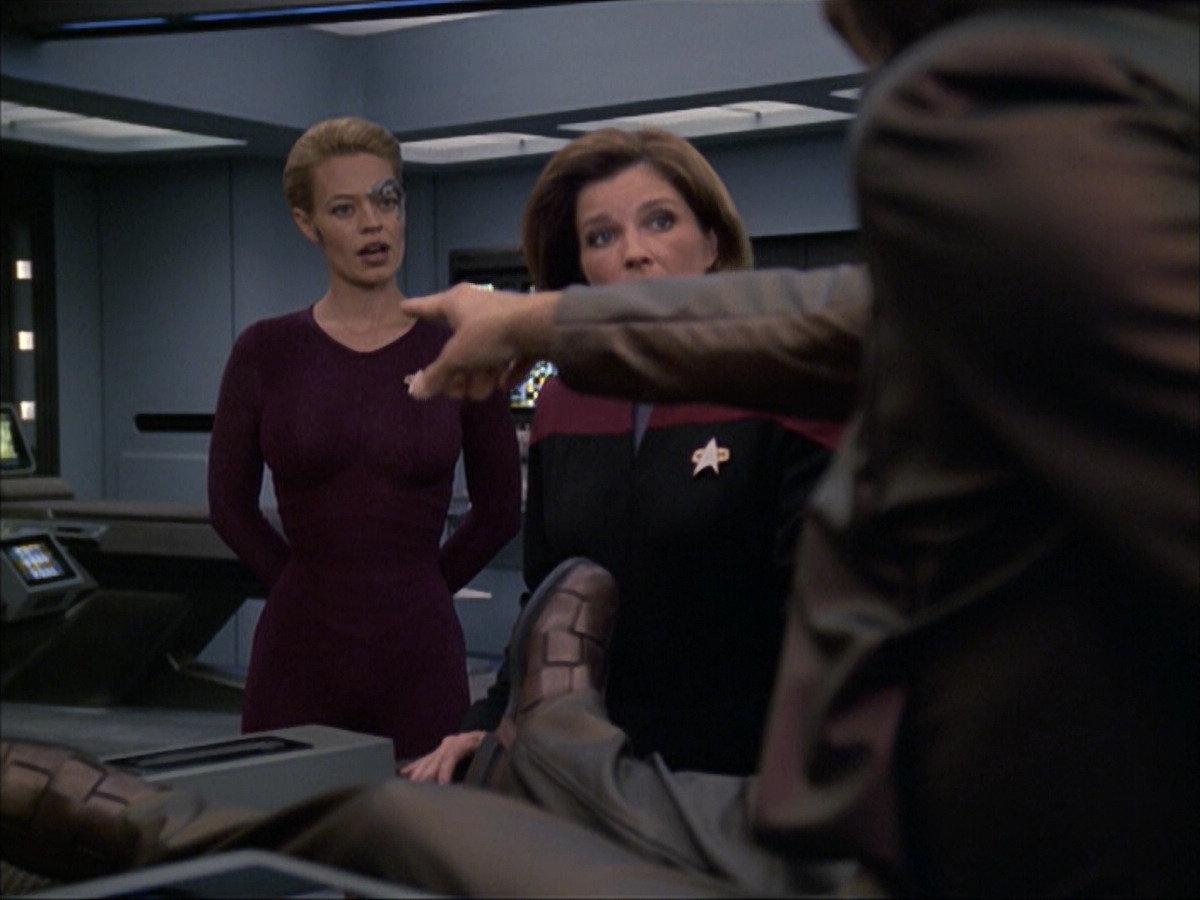 extant_StarTrek_VOY_6x07-DragonsTeeth_01040.jpg