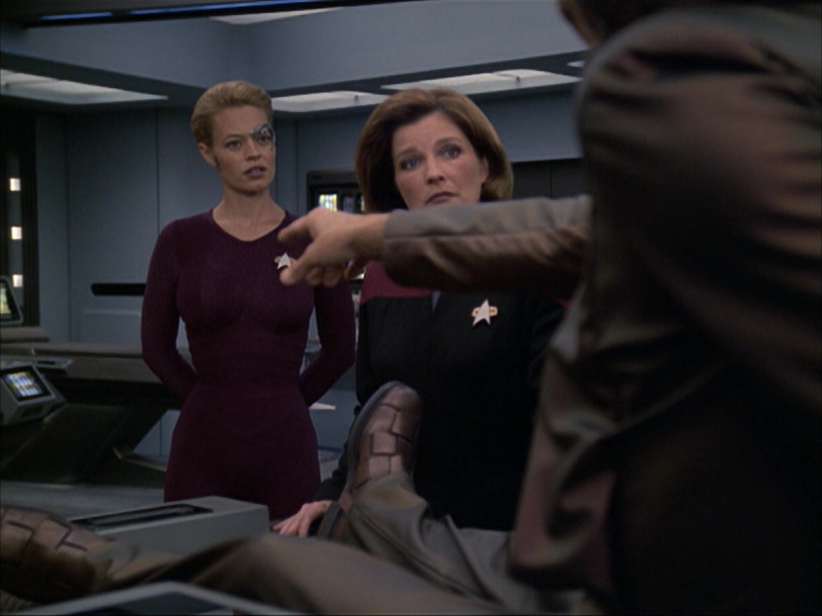 extant_StarTrek_VOY_6x07-DragonsTeeth_01041.jpg