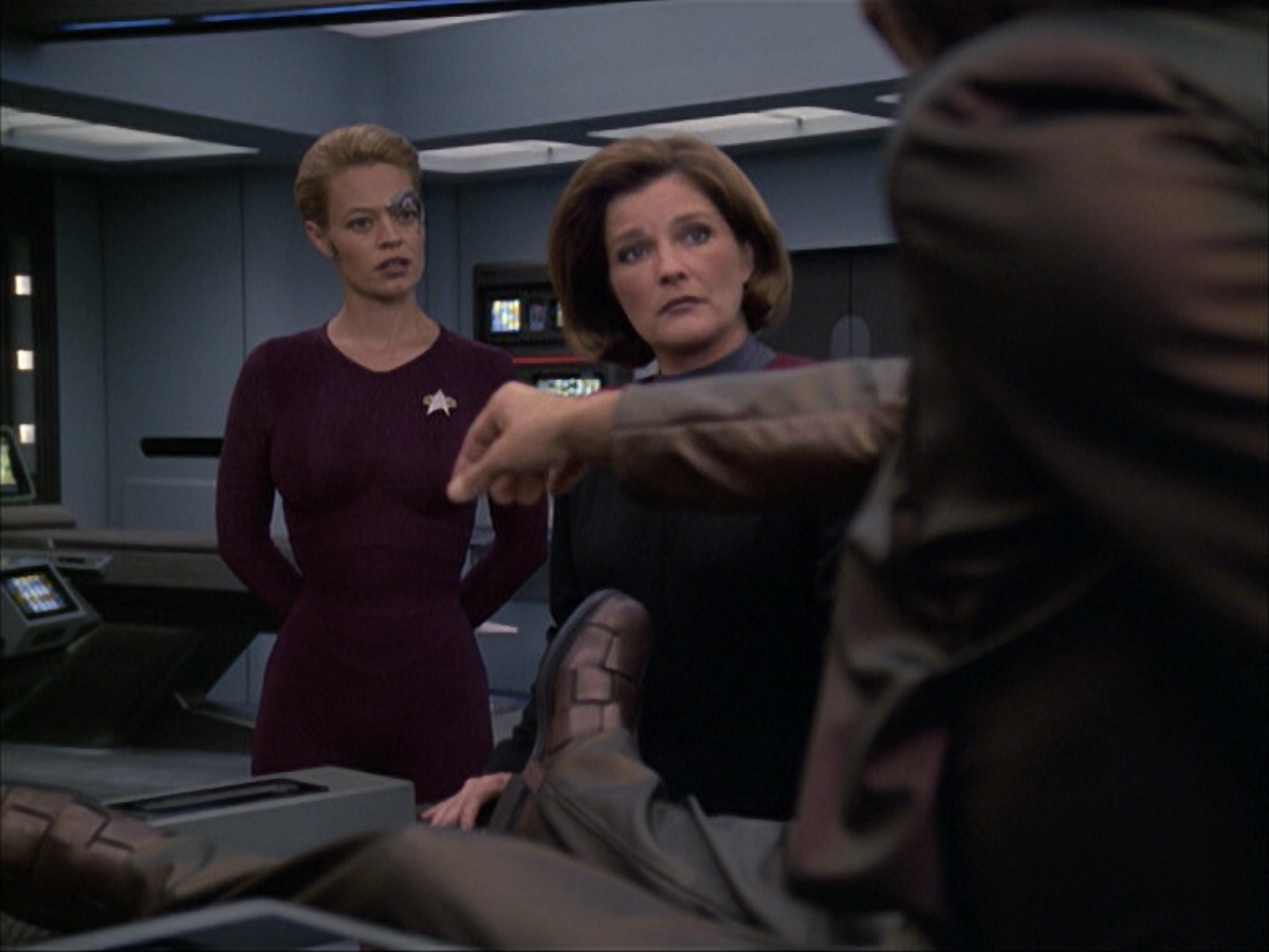 extant_StarTrek_VOY_6x07-DragonsTeeth_01042.jpg