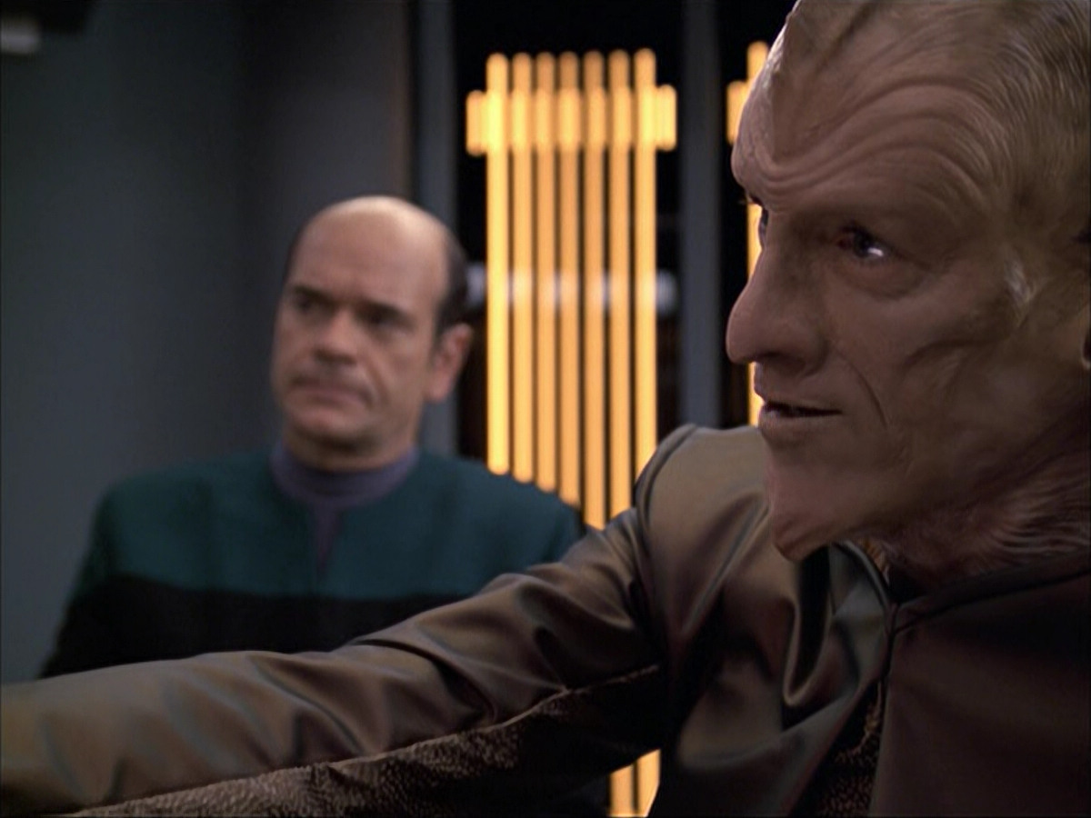 extant_StarTrek_VOY_6x07-DragonsTeeth_01043.jpg