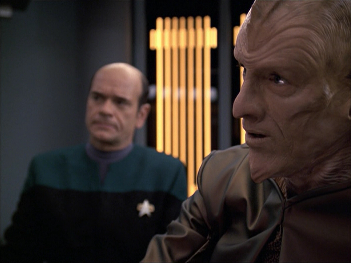 extant_StarTrek_VOY_6x07-DragonsTeeth_01044.jpg