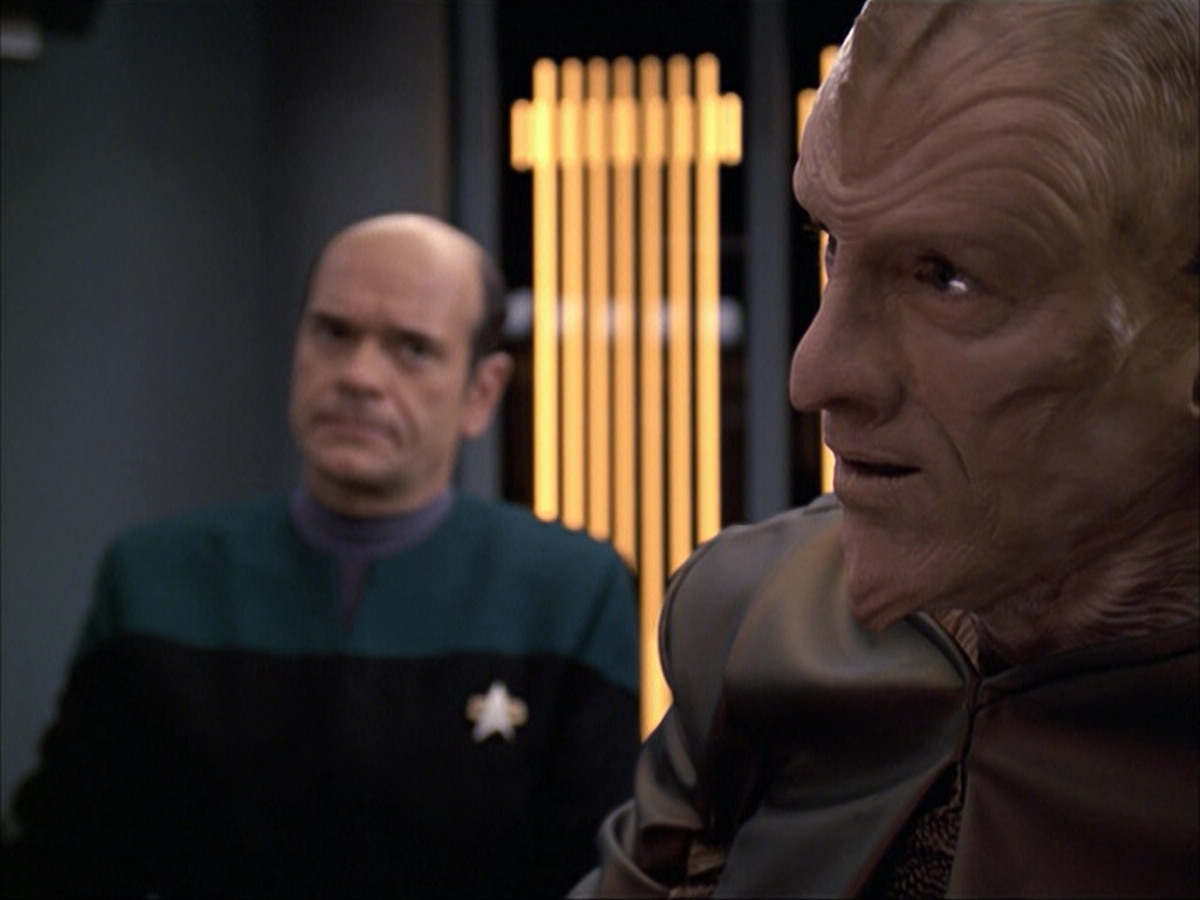 extant_StarTrek_VOY_6x07-DragonsTeeth_01045.jpg