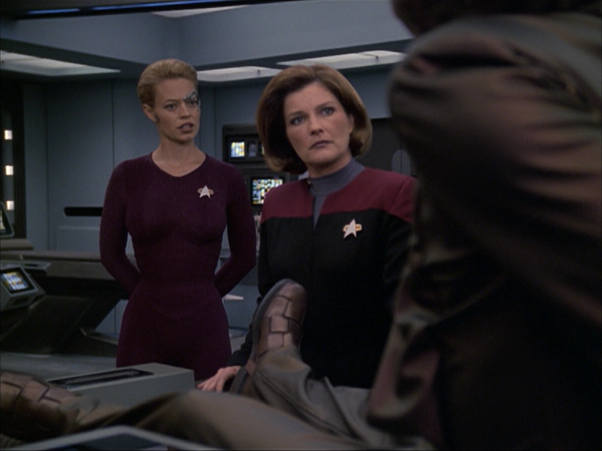 extant_StarTrek_VOY_6x07-DragonsTeeth_01047.jpg